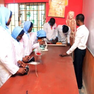 SCIENCE STUDENTS IN LABORATORY